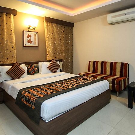 אחמדאבאד Oyo 4161 Hotel Shailly Inn מראה חיצוני תמונה