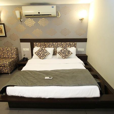 אחמדאבאד Oyo 4161 Hotel Shailly Inn מראה חיצוני תמונה