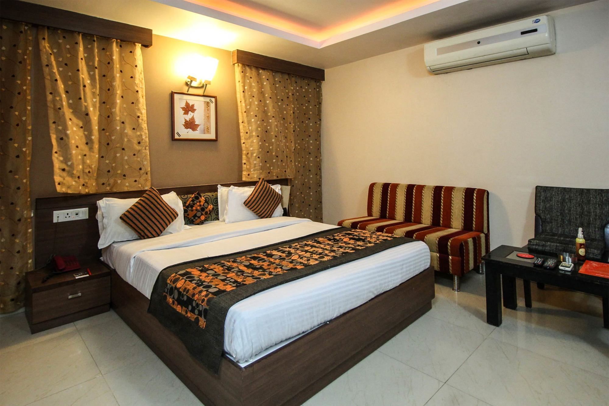 אחמדאבאד Oyo 4161 Hotel Shailly Inn מראה חיצוני תמונה