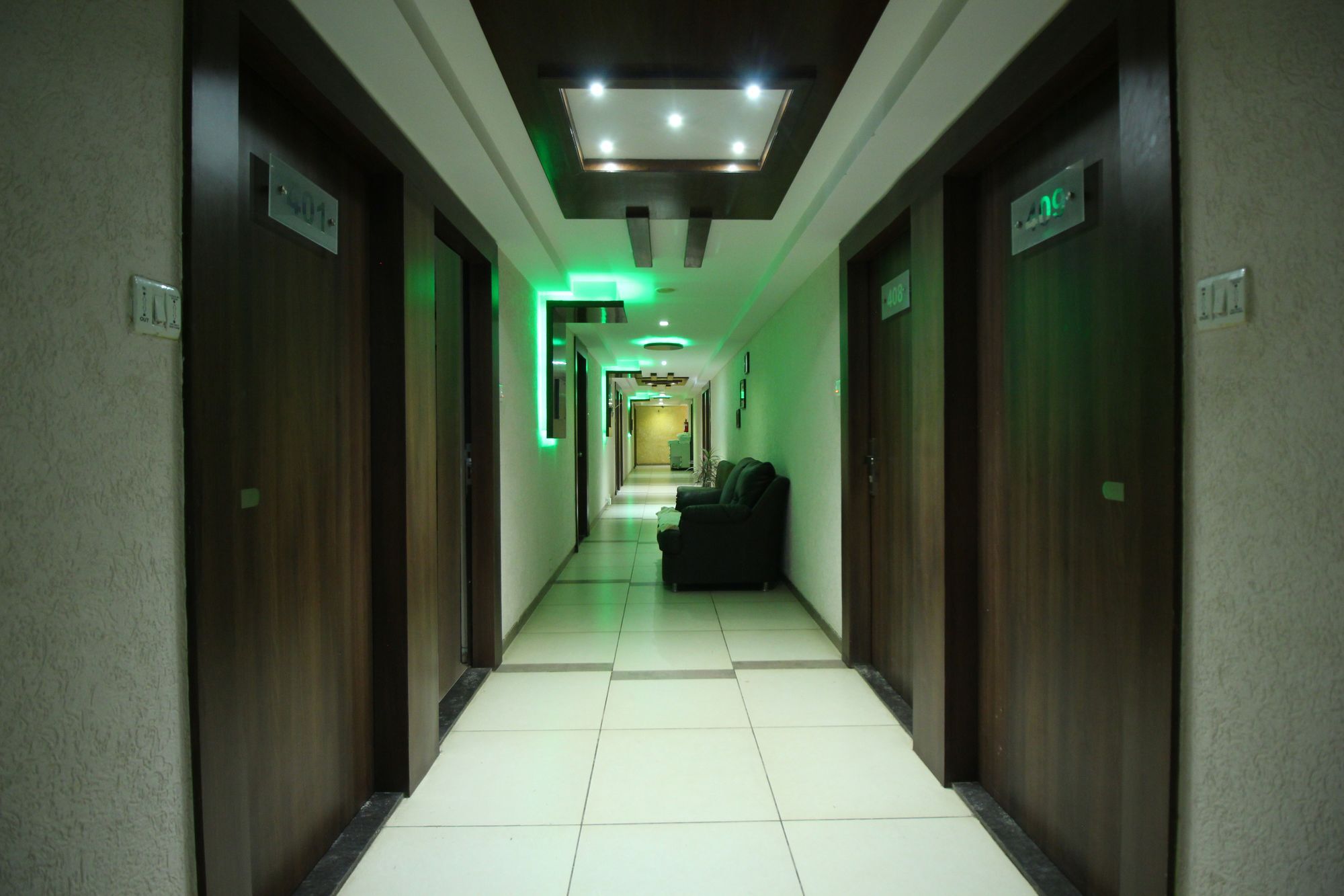 אחמדאבאד Oyo 4161 Hotel Shailly Inn מראה חיצוני תמונה