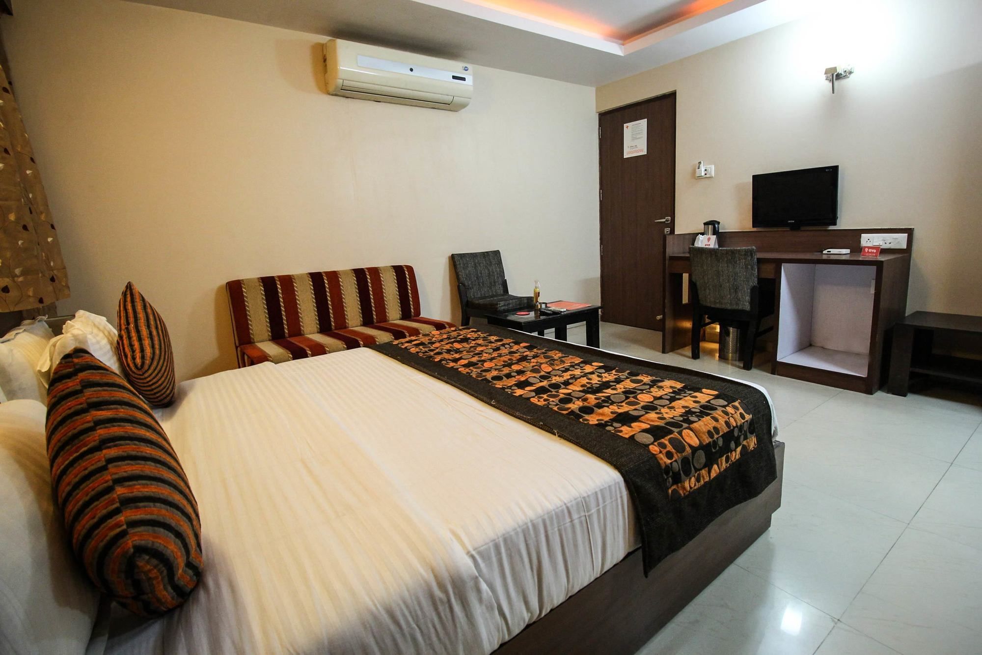 אחמדאבאד Oyo 4161 Hotel Shailly Inn מראה חיצוני תמונה
