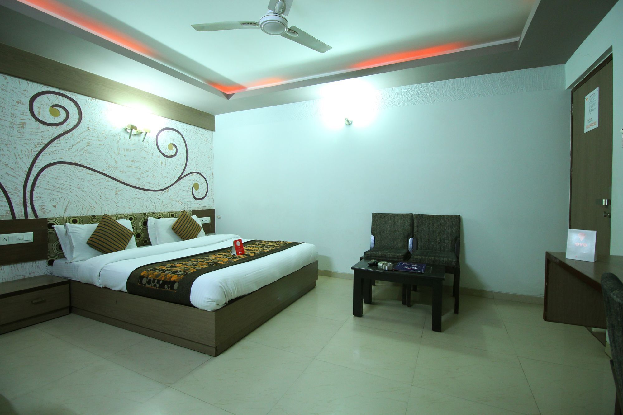 אחמדאבאד Oyo 4161 Hotel Shailly Inn מראה חיצוני תמונה