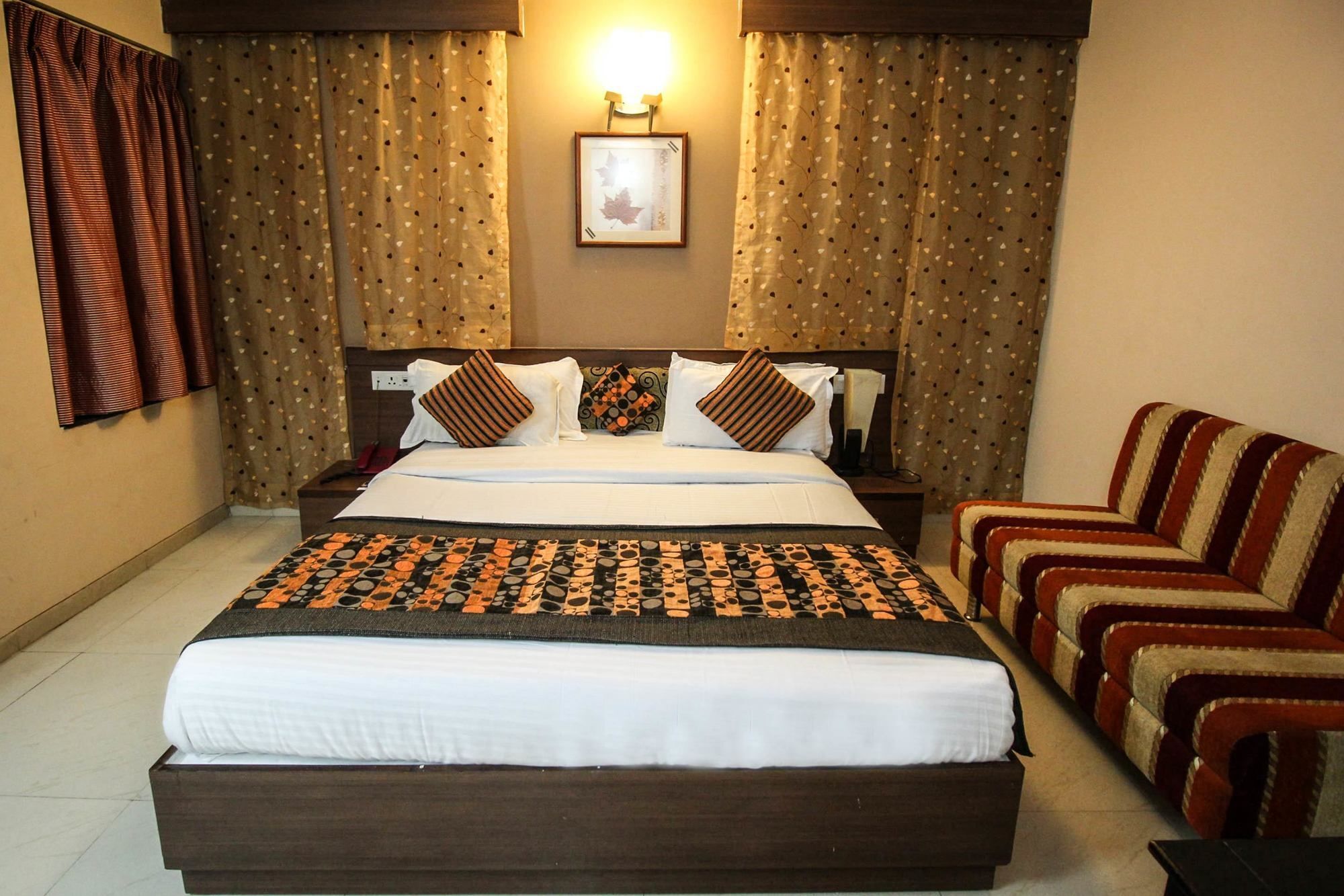 אחמדאבאד Oyo 4161 Hotel Shailly Inn מראה חיצוני תמונה