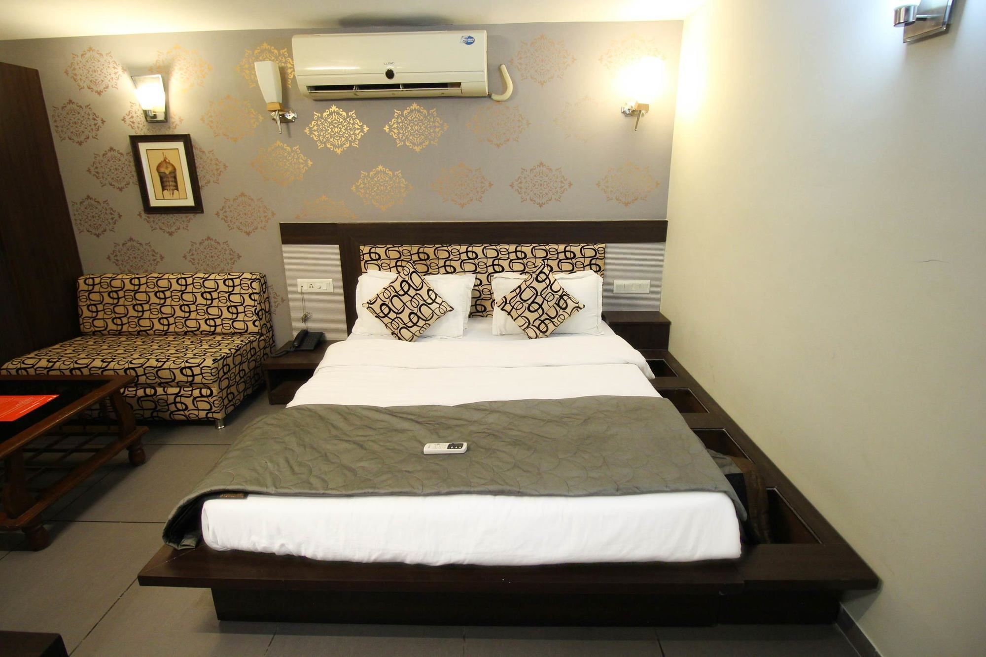 אחמדאבאד Oyo 4161 Hotel Shailly Inn מראה חיצוני תמונה